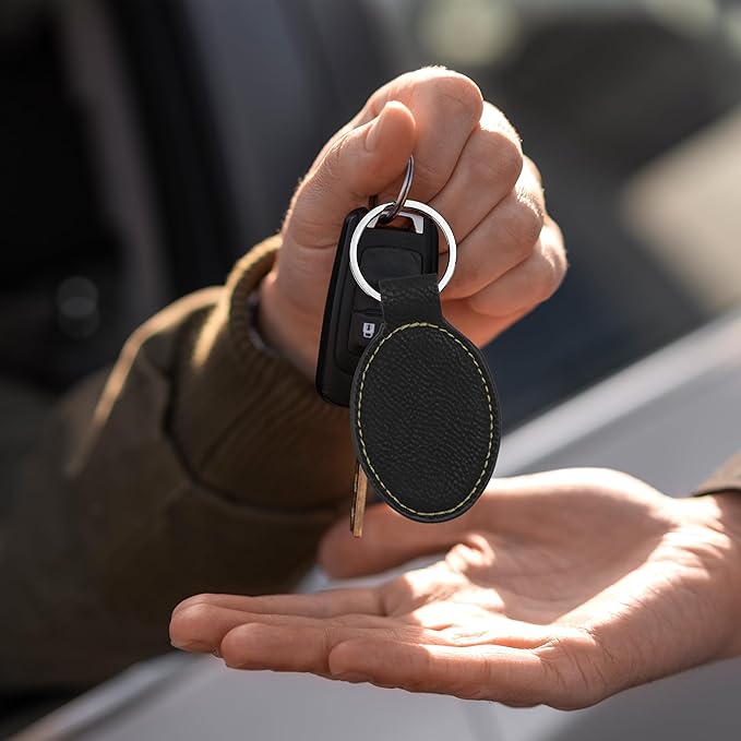 LaserGram Oval Keychain, Golfer Golfing, Personalized Engraving Included (Black with Gold)